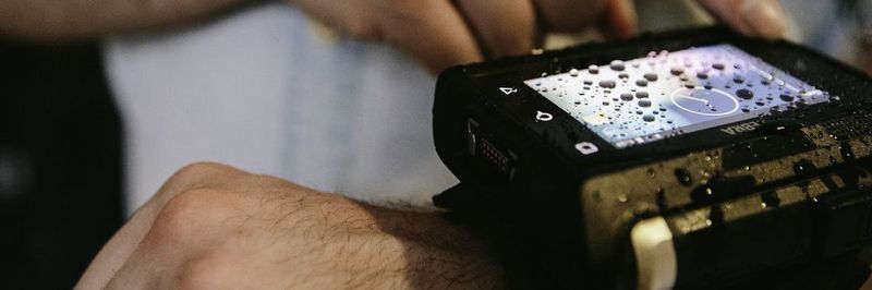 Die Zebra-Komplettlösung „Total Wearable Solutions“ auf Android-Basis ermöglicht eine freihändige und sprachgesteuerte Kommissionierung und erweitert so die Mobilität der Anwender.