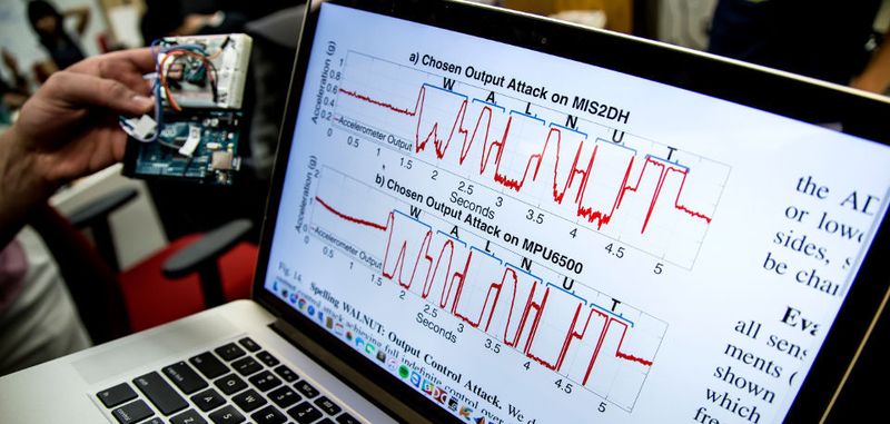 Durch geschickte Manipulation von MEMS-Beschleunigungsmessern kann das Signal am Ausgang beliebig manipuliert werden. Wie Forscher der Michigan Engineering festgestellt haben, reichen dazu bereits billige, leicht verfügbare Hilfsmittel aus.