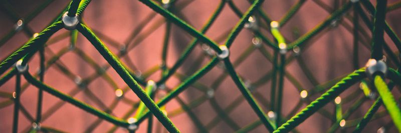Der Aufbau eines Mesh-Networks ähnelt – wie der Namen schon sagt – dem Aufbau eines geknüpften Netzes.