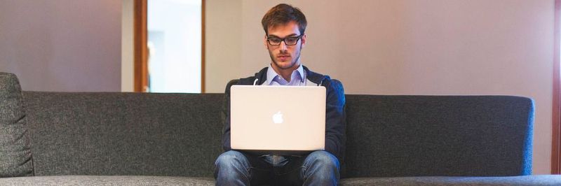 Wer abends noch einmal das Notebook anwirft, um seine beruflichen Mails zu checken, verletzt damit das in Deutschland geltende Arbeitsrecht. Denn dieses verlangt nach "Dienstschluss" eine elfstündige, strikte Ruhepause, bevor weitergearbeitet werden darf.