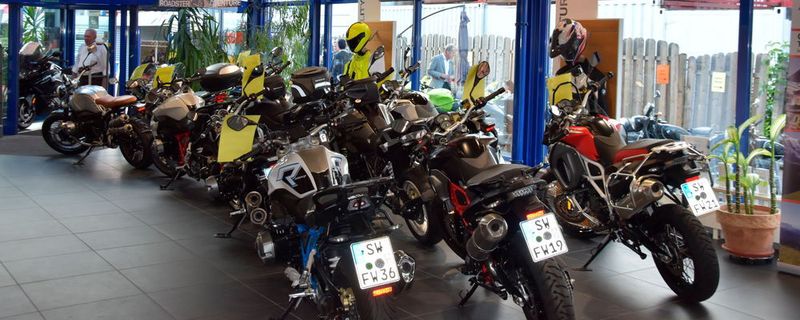 BMW – hier im Bild der Showroom von Motorrad Witzel in Sennfeld – ist nach wie vor gut unterwegs.