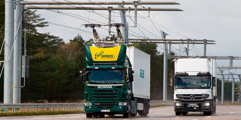 Ab Ende des Jahres 2018 sollen auf einem Abschnitt der Autobahn A5 testweise Hybrid-Lkw rollen – versorgt von einer Oberleitung.