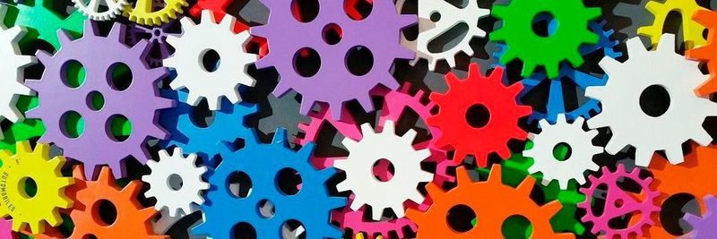 Jeder Microservice stellt eine gewisse Funktion zur Verfügung, gemeinsam ergeben sie eine Anwendung, deren Dienste sich recht einfach austauschen lassen.