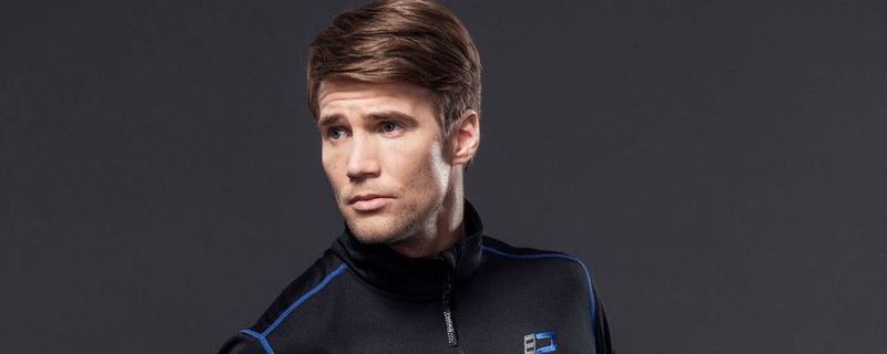 Das Kim Langarmshirt ist beim Rukka Händler für 99,90 Euro in Schwarz mit blauen Paspeln zu haben. Die lange Kim Hose ist ebenfalls schwarz, hat wahlweise blaue oder graue Paspeln und kostet ebenso 99,90 Euro. Shirt und Hose werden in den Unisex-Größen S bis 3XL angeboten.
