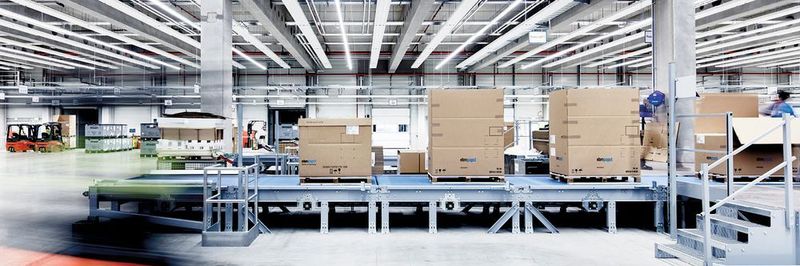 Bild 1: An die Produktion schließen Wareneingang und -ausgang, also Lagerbereiche, an. Um hier nicht zusätzlich heizen zu müssen, wird die Abwärme über Lüftungsgeräte in diese Bereiche geführt.