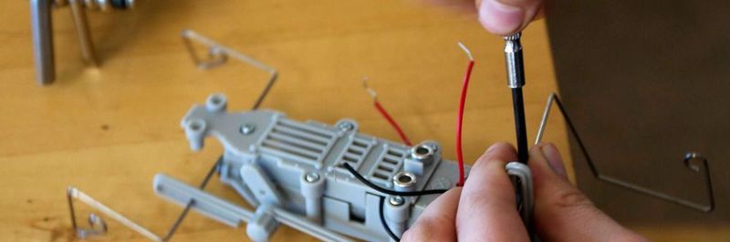 Basteln, tüfteln, programmieren: das dürfen Kinden bei den IoT4Kids-Workshops, die IT-Dienstleister adesso in sieben deutschen Städten veranstaltet.