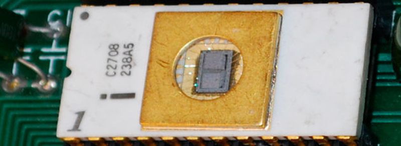 Intel 2708 NMOS-EPROM-Chip (1974): Mit 1 KByte nichtflüchtigem Speicher stellte der per UV-Licht lösch- und anschließend wiederprogrammierbare Speicherbaustein einen maßgeblichen Schritt in Richtung modernes Embedded Computing dar. Für diese und zahlreiche weitere bahnbrechenden Entwicklungen wurde George Perlegos auf dem Flash Memory Summit mit dem Lifetime Achievement Award ausgezeichnet.