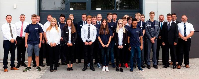 20 Auszubildende in vier Ausbildungsberufen sind zum neuen Lehrjahr bei Schubert Motors ins Berufsleben gestartet (auf dem Foto fehlt eine Auszubildende).