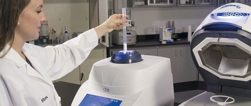 Abb. 1: Die vorher getrocknete Probe wird in das Oracle-Modul zur Fettbestimmung eingesetzt.