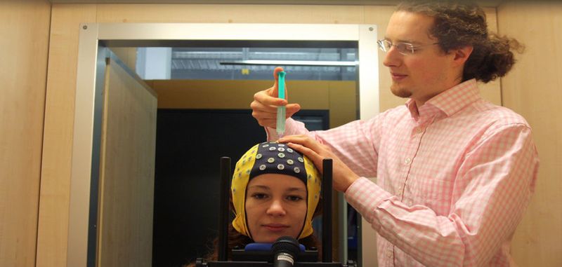 Um eine bessere Übertragungsqualität von Hirnsignalen zu erreichen, tragen die Forscher Kontaktgel auf die Elektroden einer EEG-Kappe auf.