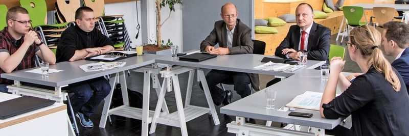 Intelligente Leitungen, die ihr Wartung voraussagen, könnten Anlagenausfälle reduzieren. konstruktionspraxis holte Anbieter und Anwender an einen Tisch, um Anforderungen und Möglichkeiten zu diskutieren.