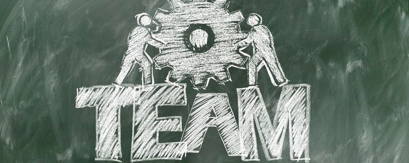 Bei DevOps dreht sich alles um die Zusammenarbeit, den Abbau von Barrieren und die Integration aller Bereiche der IT-Abteilung.