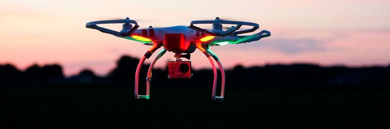 Eine datenschutzrechtlich nicht unerhebliche Frage: Dient die Kamera der Drohne zur Überwachung der "Umwelt" oder wird mit ihr lediglich das ordnungsgemäße Funktionieren des Fluggeräts überwacht?