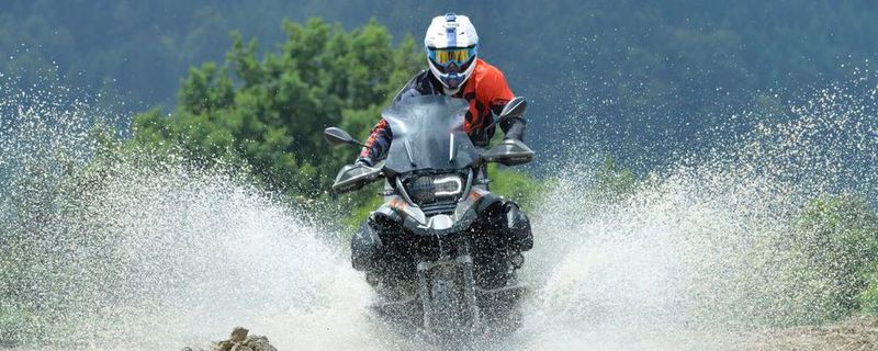 Verschiedene ERGO-Sitzbänke mit und ohne Sitzheizung für Fahrer und Beifahrer machen das Sitzen angenehmer, Lenkererhöhungen und Fußrasten-Verlegungen erleichtern eine angenehme Haltung und diverse Scheiben und Windabweiser sorgen für Wind- und Wetterschutz auf der GS.