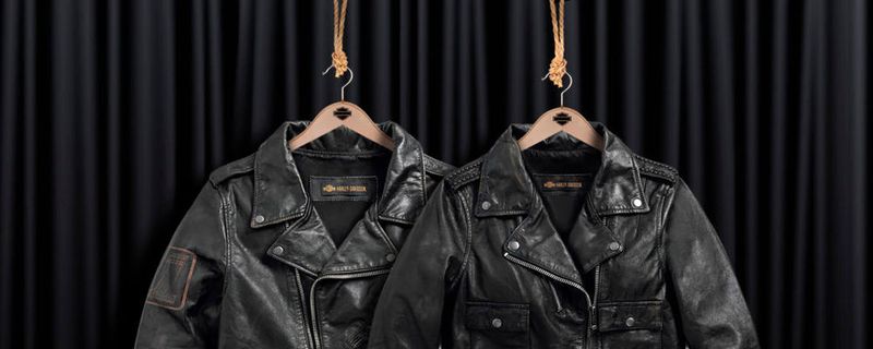 Pünktlich zum 70. Geburtstag der echten Harley-Davidson Bikerjacke präsentiert die Motor Company eine neue und zeitgemäße Version des klassischen Themas: das neue Master Distressed Slim Fit Leather Biker Jacket für Ihn und das Wild Distressed Leather Biker Jacket für Sie.
