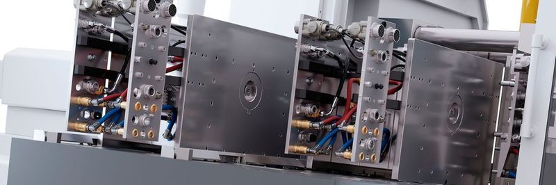 Quick-Mould-Change-Technologie (QMC) heißt eine von Stäubli erdachte Möglichkeit, welche das Wechseln von Spritzgießwerkzeugen schneller macht, wie es heißt. Bei sich reduzierenden Losgrößen und steigenden Werkzeugwechseln beim Spritzgießen sie das genau das richtige System, um dem dabei entstehenden Produktivitätsverlust paroli zu bieten.