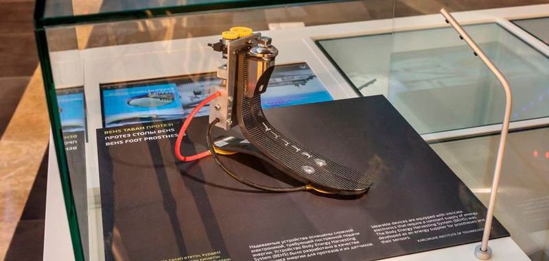 Mit Systemen, die Körperenergie in Strom umwandeln, wie diese Fußprothese, wollen Forscher des KIT transportable Elektrogeräte wie Smatphones oder Herzschrittmacher betreiben.