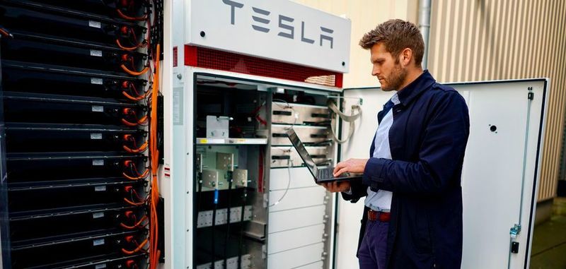Das Energie- und IT-Unternehmen LichtBlick hat Deutschlands erste Tesla-Großbatterie in Betrieb genommen. Das Tesla Powerpack hat eine Speicherkapazität von 190 Kilowattstunden.
