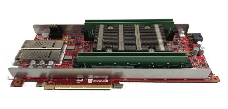 Eines der FPGA-Boards von Microsofts Project Brainwave. Auf Basis von Stratix-10-FPGAs von Intel PSG erreicht Project Brainwave nach Angaben des Unternehmens Rechengeschwindigkeiten von etwa 39 Teraflops für KI-Aufgaben in der Cloud.