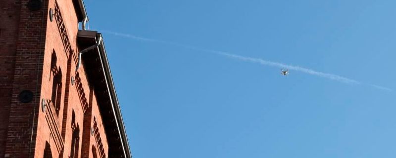 Die Drohne DJI Phantom 4, im Einsatz an einem strahlend blauen Himmel.