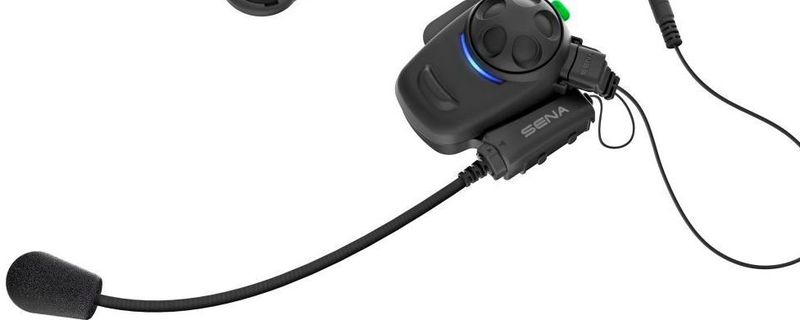 Das SMH5 Multicom soll eine Marktlücke in der Bluetooth-Motorradkommunikation füllen: Es lässt sich im Handumdrehen an- oder abmontieren, bietet eine solide Akkuleistung und ermöglicht eine 4-Wege-Kommunikation über eine Distanz von bis zu 700 Metern.