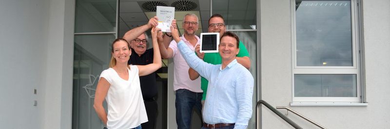 Das IoT-Team präsentiert stolz das neue Fachbuch für die Digitalisierung der Produktion: "Industrie 4.0 - Potenziale erkennen und umsetzen" von Thomas Schulz (Hrsg.)