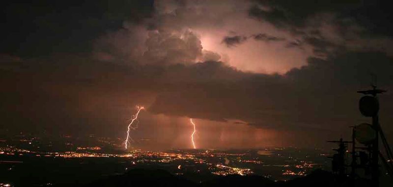 Unwetter über dem Flughafen