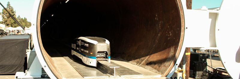 Der Hyperloop Pod der TU München in der Teströhre – vergangenen Sonntag absolvierten die Münchner Studenten in Los Angeles die schnellste Testfahrt.