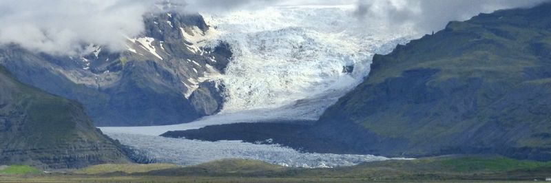 Eine Zunge des Vatnajökull-Gletschers schlängelt sich im Südosten Islands den Berg runter.