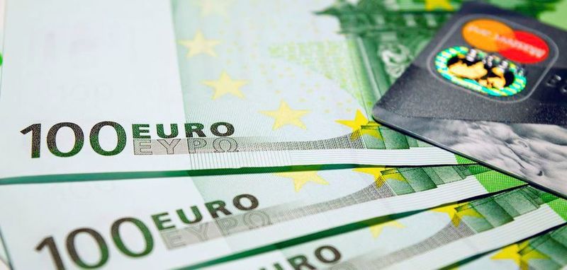 In der Automobilindustrie verdienen Abteilungsleiter und erfahrene Spezialisten im Durchschnitt knapp zwei bis drei Prozent weniger als in anderen Branchen.