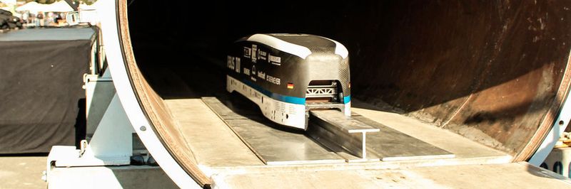In der Teströhre im Teilvakuum konnte die nur 80 kg schwere Kapsel bis auf 324 km/h beschleunigen und so den Wettbewerb gewinnen.