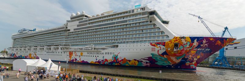 Die World Dream hat Ende August das überdachte Baudock verlassen. Nun erfolgt an der Pier im Westhafen die Montage des Schornsteins.