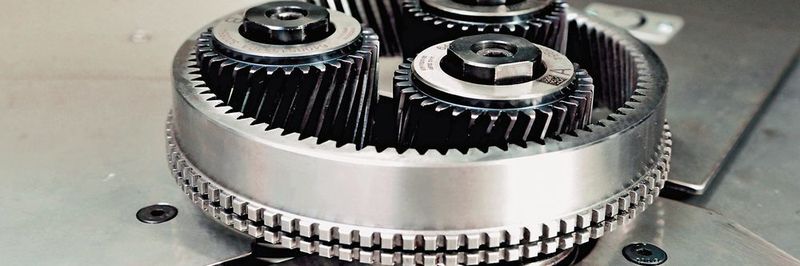 Die Form des Bauteils wird im Zerspanungsprozess hergestellt und mit der Glättmaschine PB 200 wird anschließend die Oberfläche optimiert. So werden die Werkzeugkosten reduziert und die Geräuschemissionen verringert.