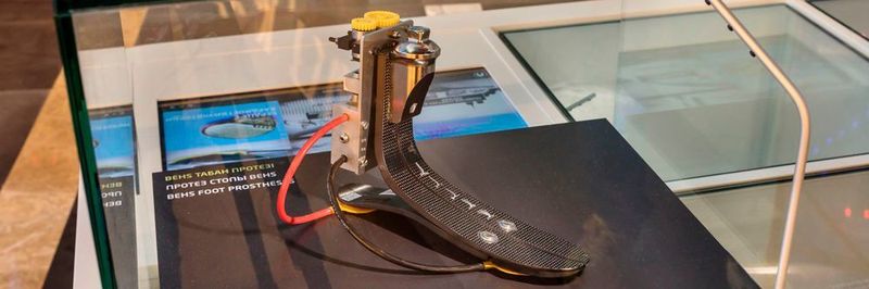 Eine wachsende Zahl elektronischer Begleiter erleichtert unseren Alltag. Um deren Hunger nach Elektrizität zu stillen, setzen Forscherinnen und Forscher am Karlsruher Institut für Technologie auf Stromversorgung mittels körpereigener Bewegungsenergie.