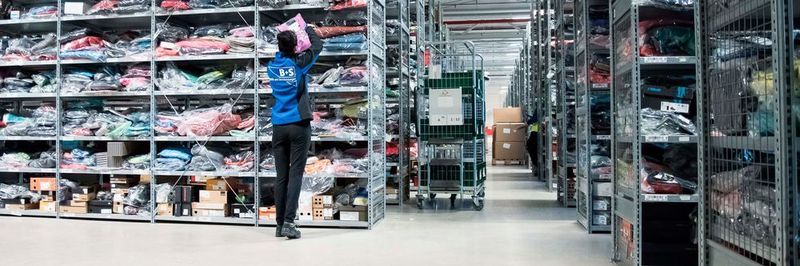 Das neue Zentrallager umfasst 250.000 Warenstücke von McTrek.