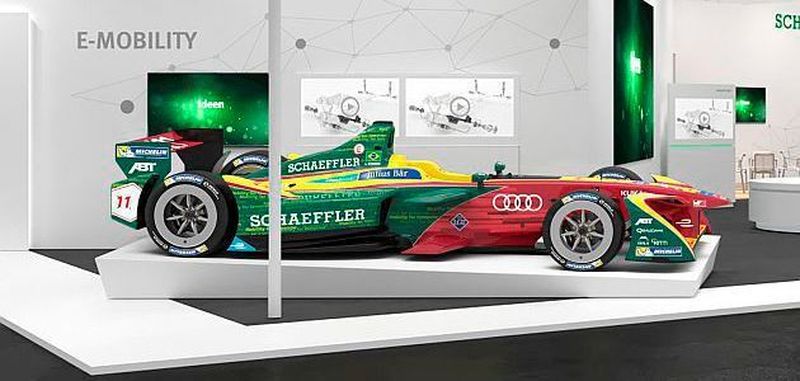 Der Schaeffler-IAA-Stand zeigt Elektromobilität auch in Form eines Rennwagens.