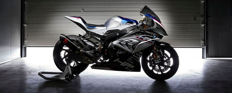 BMW Motorrad bringt eine exklusive Auflage der HP 4 Race. Antrieb, Elektronik und Federelemente rangieren auf Superbike-Niveau, während Carbonteile das Bike zu einem Leichtgewicht machen.