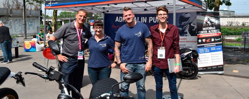 Biketreffen auf dem Top-Youtuber-Event in Köln (v.li.): Stephan Maderner, Alexandra Tomasello, Simon Textor (MCA Altendiez) und Lukas Maderner (VideoDays).