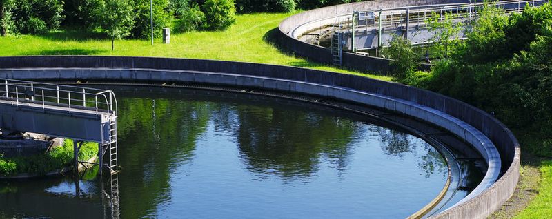 Abb. 1: Über Abwasser und Klärschlamm aus Kläranlagen werden Mikroplastikpartikel direkt in die Umwelt eingetragen.