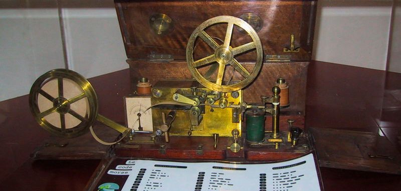 Ein Schreibtelegraf nach dem ursprünglichen Design von Samuel Morse (1837). Vor 180 Jahren demonstrierte der US-Amerikaner erstmals vor Publikum die Nutzung von elektrischen Signalen zur Nachrichtenübermittlung.