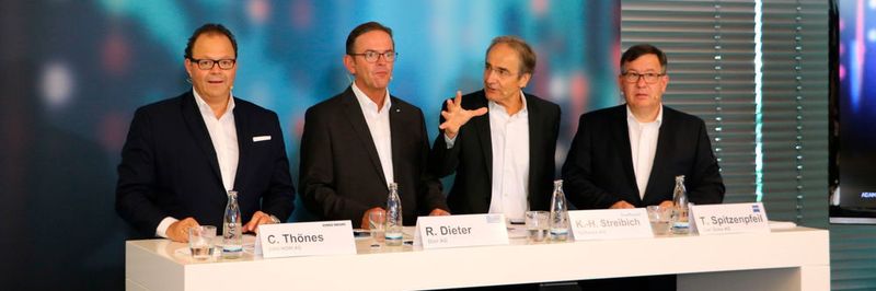 V.l.: Christian Thönes, Vorstandvorsitzender der DMG Mori AG, Ralf W. Dieter, Vorstandsvorsitzender der Dürr AG, Karl-Heinz Streibich, Vorstandsvorsitzender der Software AG und Thomas Spitzenpfeil, CFO und CIO der Zeiss Gruppe verkündeten am 5. September 2017 ihre strategische IIOT-Allianz.
