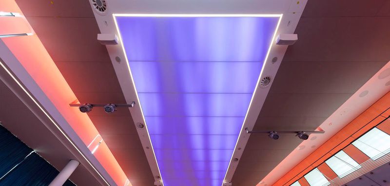 Auf einer Fläche von 100 Quadratmetern überspannt Lumious Textile den Forumssaal der IHK. Mit den Panels lässt sich das Licht dynamisch einstellen und gleichzeitig die Raumakustik verbessern.