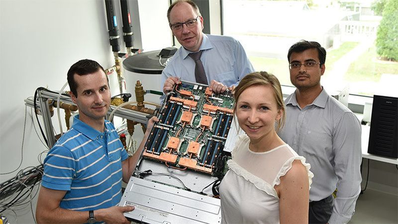 Die Chemnitzer Wissenschaftler Dr. Thomas Oppelt (v.l.), Professor Thorsten Urbaneck, Verena Rudolf und Nirendra lal Shrestha von der Professur Technische Thermodynamik zeigen, dass man mit Servern auch heizen kann.