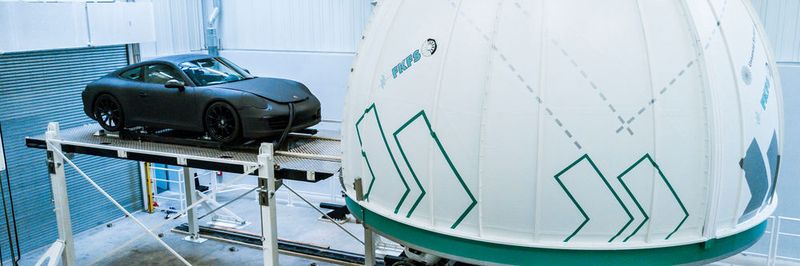 Seit fünf Jahren steht der Fahrsimulator mit seiner 5,5-Meter-Kuppel und einer Seiten- und Längsbeschleunigung bis zu 0,8g auf dem Campus der Universität Stuttgart.