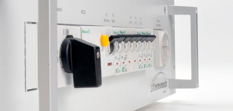 Stromversorgung für Testsysteme: Moderne Einspeiseeinheiten erleichtern den Aufbau von Racks und Testsystemen. Integriert sind zudem Sicherheitsautomaten und FI-Schutzschalter.