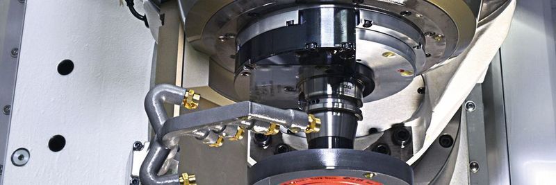Dieser Schwenkkopf eines Werkzeugschleifzentrums wird im Notfall von dem Klemmsystem Diskclamp von Hema gehalten.