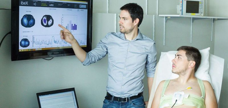 Blick in die Lunge mit der elektrischen Impedanz-Tomographie (EIT): Florian Thürk (links) beim Testen des Elektrodengurts.