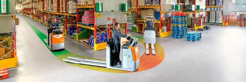 Still hat seinen Horizontalkommissionierer OPX mit dem bewährten Curve Speed Control ausgestattet. Abhängig vom Lenkwinkel wird damit automatisch die Geschwindigkeit bei Kurvenfahrten reduziert.