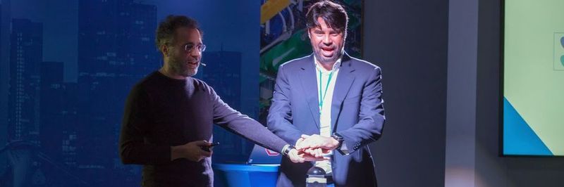 Urs Hölzle, SVP Technical Infrastructure, Google Inc und Michael Korbacher, Director Cloud, Google DACH, drücken den Buzzer zum Start der Google Cloud Region Deutschland.