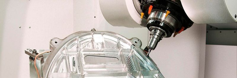 Fräsen eines Strukturteils aus Aluminium.